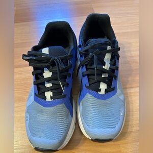 On Running Women’s Blue Running Shoes Cloud runners, excellent condition